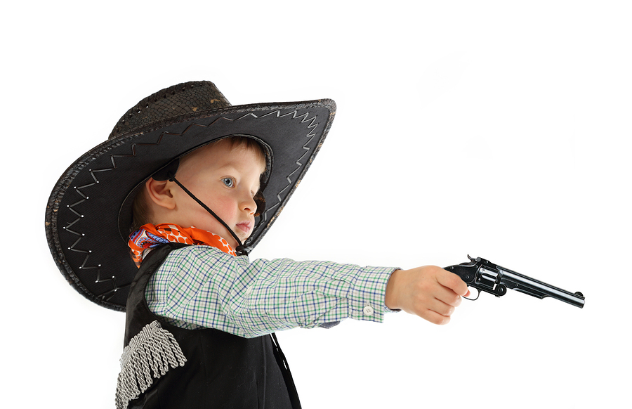 Глаза ковбоя. Мальчик ковбой. Мальчик ковбой с пистолетом. Малыш ковбой с пистолетами. Ребенок ковбой с револьвером.